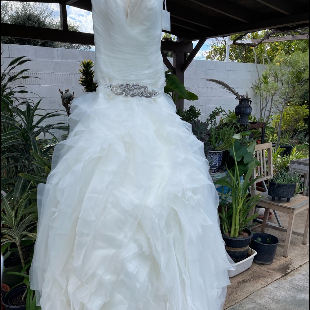 New wedding dress, from Spain! Never worn dress!